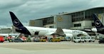 Gestürzte Boeing 787: Das Heck ragt in den Himmel.