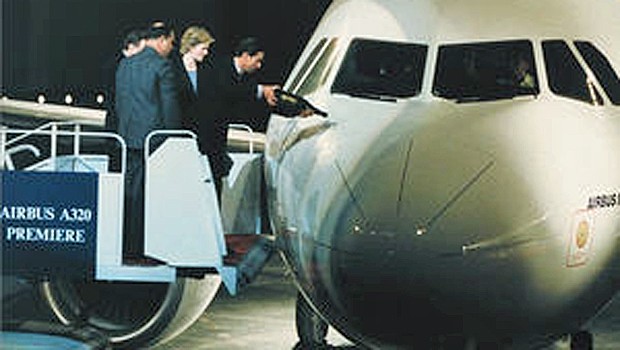 Im Januar 1987 wurde der Airbus A320 in Toulouse erstmals der Öffentlichkeit vorgestellt. Er wurde von Prinzessin Diana und Prinz Charles feierlich getauft - wie es sich gehört mit Champagner.