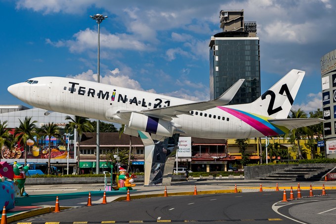 Orient Thai Airlines betrieb früher diese Boeing 737-300 HS-BRA. Heute steht sie beim Einkaufszentrum Terminal 21 in Pattaya.