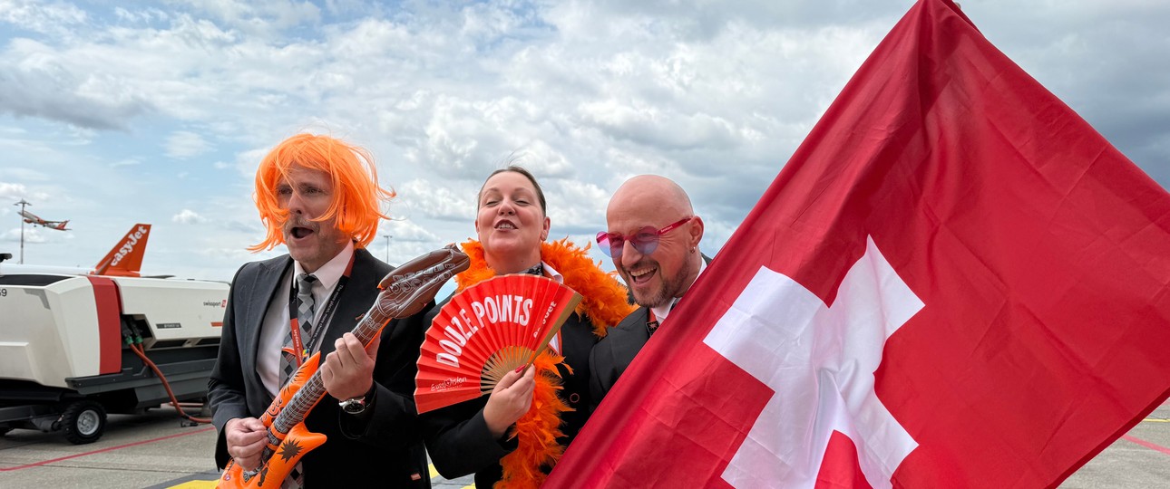 Mitarbeitende von Easyjet in Basel: Stimmungsvolle Begrüssung der Superfans.