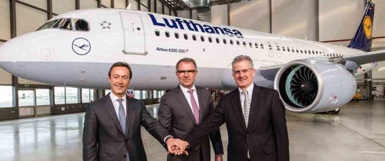 Airbus-Chef Fabrice Brégier, Lufthansa-Vorstand Carsten Spohr und Pratt&amp; Whitney-Präsident Robert Leduc (v.l.): Der erste Airbus A320 Neo geht an Lufthansa.