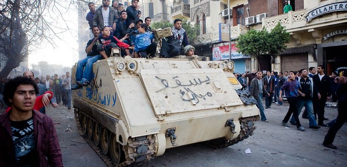 Demonstranten kapern einen Panzer auf dem Tahrir-Platz in Kairo im Januar 2011: Der Dezember 2010 war die Geburtsstunde des Arabischen Frühlings. In den folgenden Monaten erhoben sich Protestanten in Tunesien, Algerien, Ägypten gegen ihre mit Gewalt herrschenden Regierungen. In Libyen begann ein schwerer monatelanger Bürgerkrieg. Zum Schutz der Zivilbevölkerung beschloss der UN-Sicherheitsrat eine Flugverbotszone über dem Land. Später griffen Nato-Streitkräfte der USA, Großbritannien und Frankreichs sowie einige Golfstaaten in den Konflikt in Libyen ein.