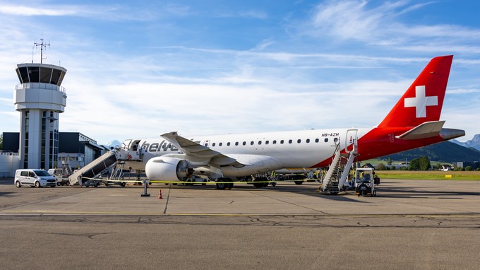 Für den Sommer hat Helvetic ein Flugzeug am Flughafen stationiert.