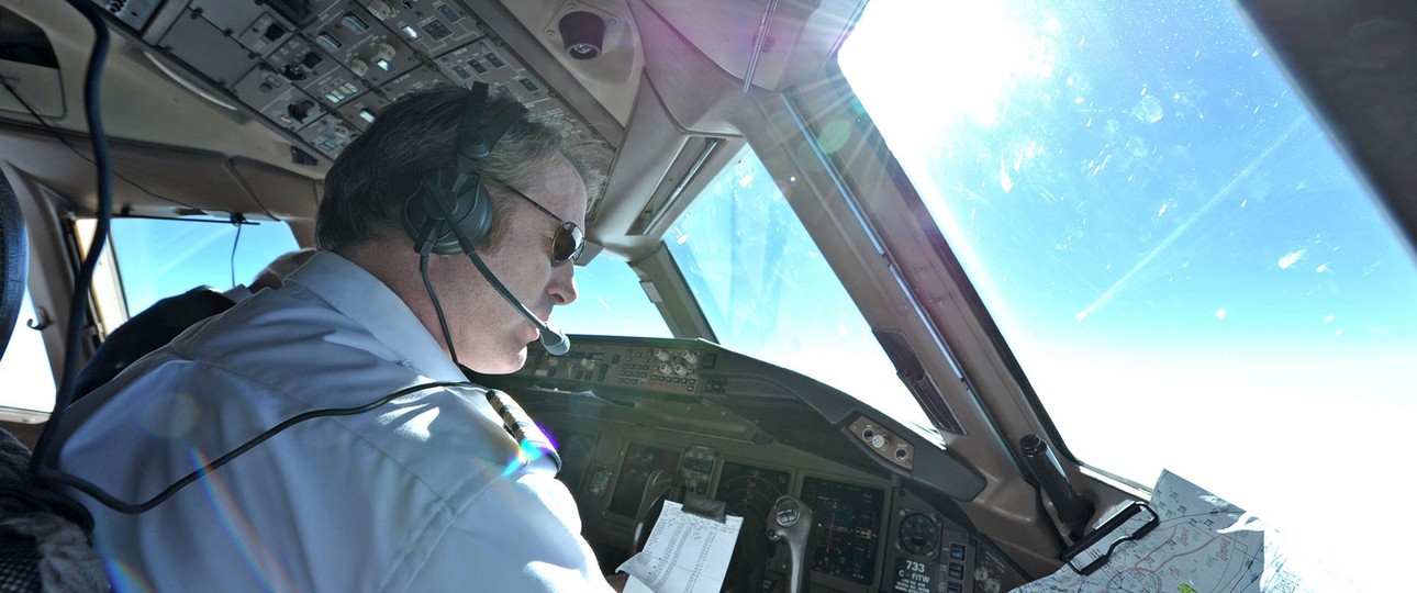 Pilot im Cockpit einer Boeing 777: Piloten können Klarluftturbulenzen nicht voraussehen.