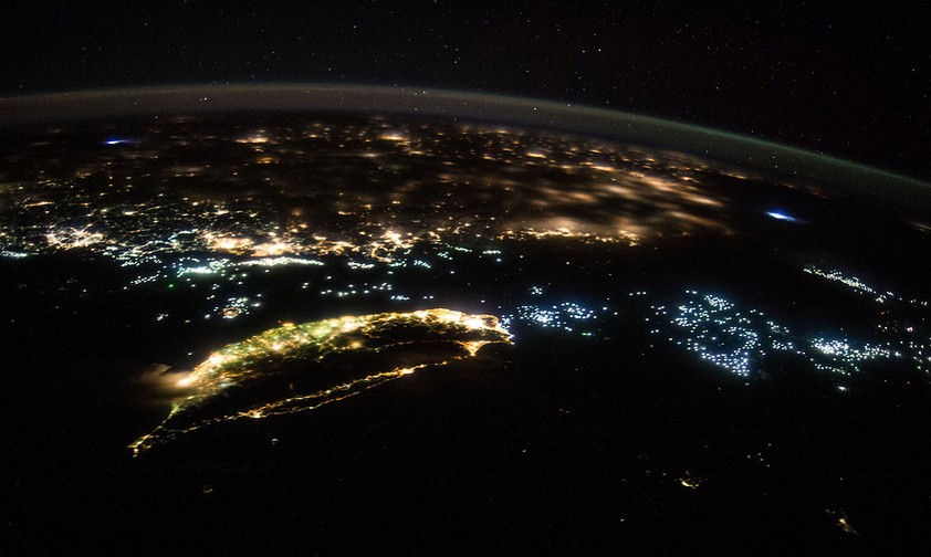 Inselrepublik Taiwan (vorne) und Festland-China in der Nacht: So nah beieinander und doch so zerstritten.