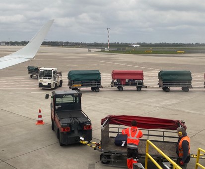 Gepäck wird aus einem Flieger am Flughafen Düsseldorf ausgeladen (Archivbild): War dieses Wochenende eine Herausforderung.