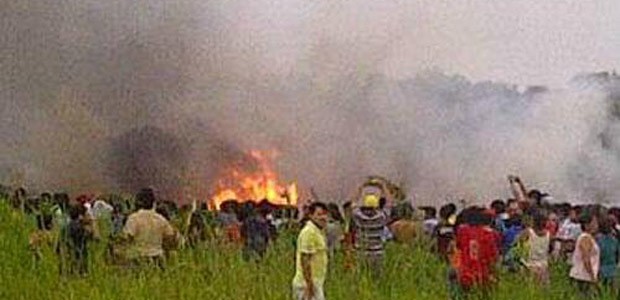 Die Absturzstelle: Die Maschine ging sofort in Flammen auf.