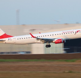 Embraer E195 von Austrian Airlines in Wien: Die Regionalflieger werden ausgeflottet.