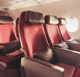 Premium Economy im Airbus A320 Neo von Air India: mit Vorhang.