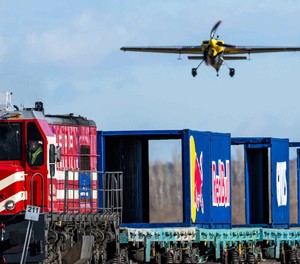 Flugzeug auf Zug: Waghalsiges Manöver.