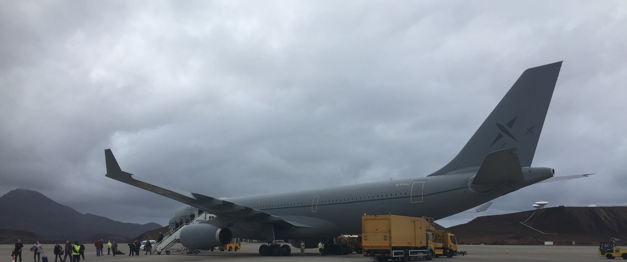 Airbus A330 von Air Tanker auf Ascension Island: Passagiere und Soldaten an Bord.