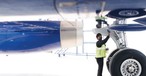Pilot von Indigo bei der Flugzeugkontrolle: Die Airline hat viel vor.
