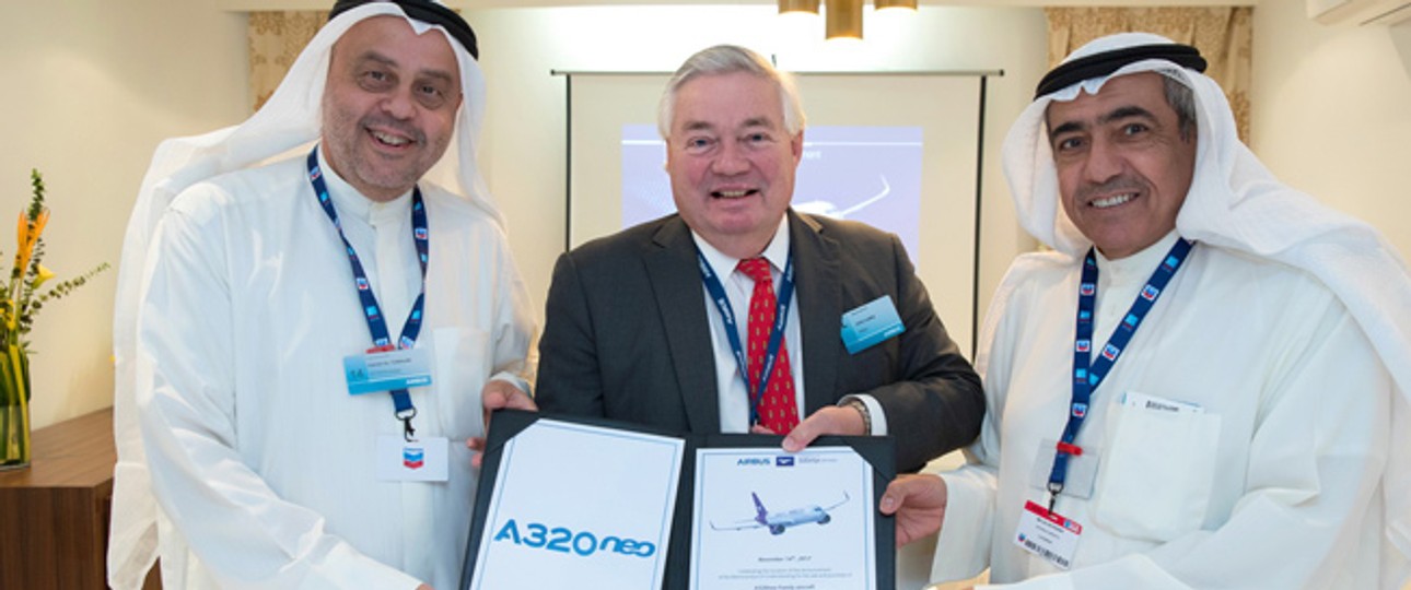 Unterzeichnung in Dubai (v.l.n.r.): Hamad Al-Tuwaijri (Golden Falcon Aviation), John Leahy (Airbus), Ali Al Fouzan (Wataniya Airways)