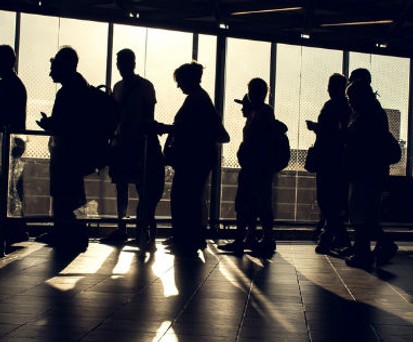 Lange Warteschlangen beim Boarding: Das Anstehen könnte dank einer simplen Methode bald ein Ende haben.