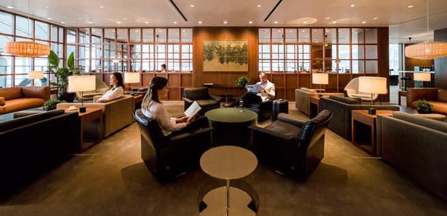 Cathay Pacifics neue Lounge namens The Deck: Ein bisschen wie im Wohnzimmer soll es hier sein.
