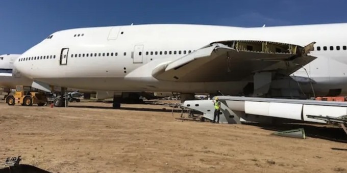 Die Boeing 747 mit der Seriennummer 23394 in der kalifornischen Wüste.