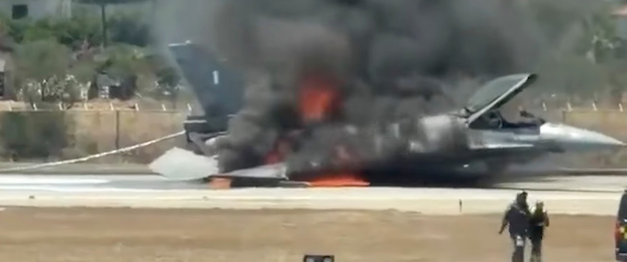 Die brennende General Dynamics F-16 in Zakynthos: Der Pilot blieb unverletzt.
