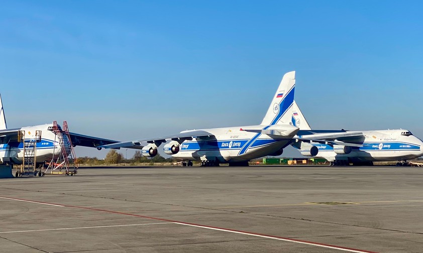 Stehen auch auf der Nordseite des Flughafens: drei Frachter von Volga-Dnepr. (Archivbild aus 2025)