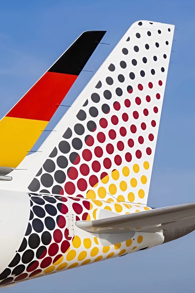 Die deutsche Flagge wird auf dem Leitwerk stilisiert und auf den Winglets voll wiedergegeben.