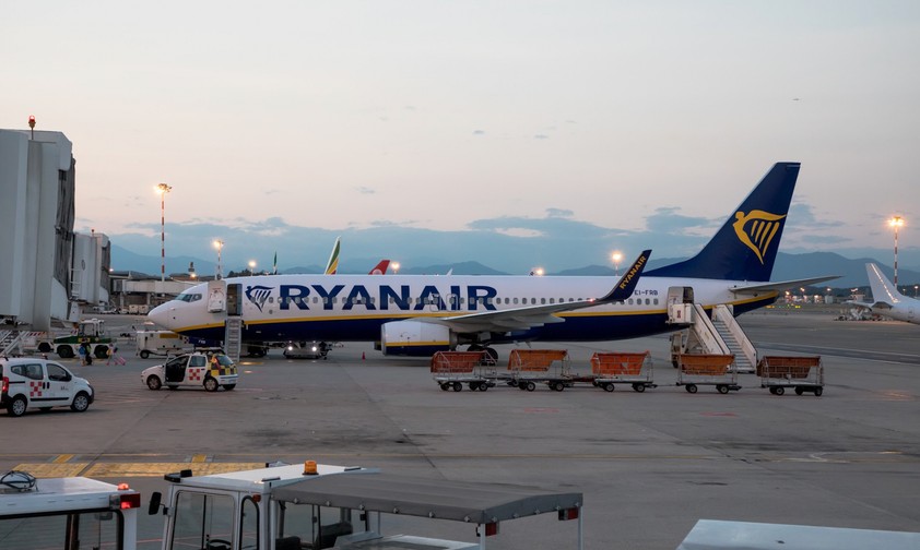 Hier der direkte Vergleich bei einer Boeing 737 von Ryanair: Vorne die schmale, hinten eine breitere Treppe. 