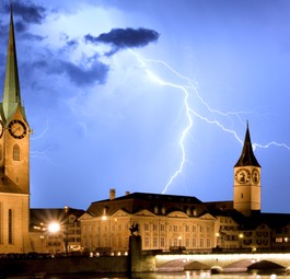Blitze über Zürich (Archivbild): Für das Personal am Flughafen gefährlich.