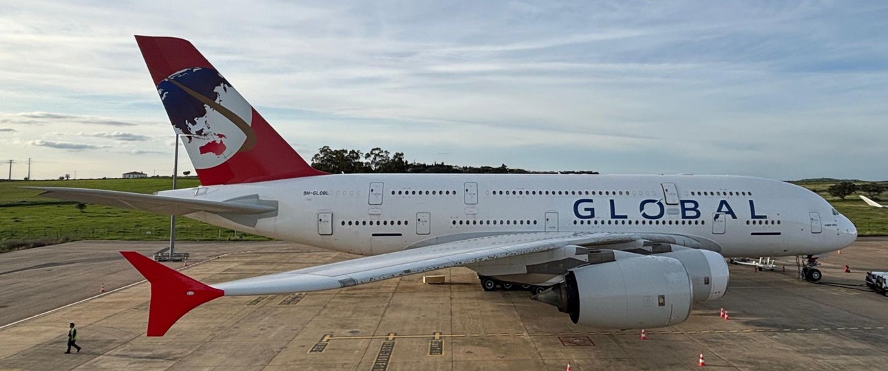 Der Airbus A380 von Global Airlines ohne Blau.