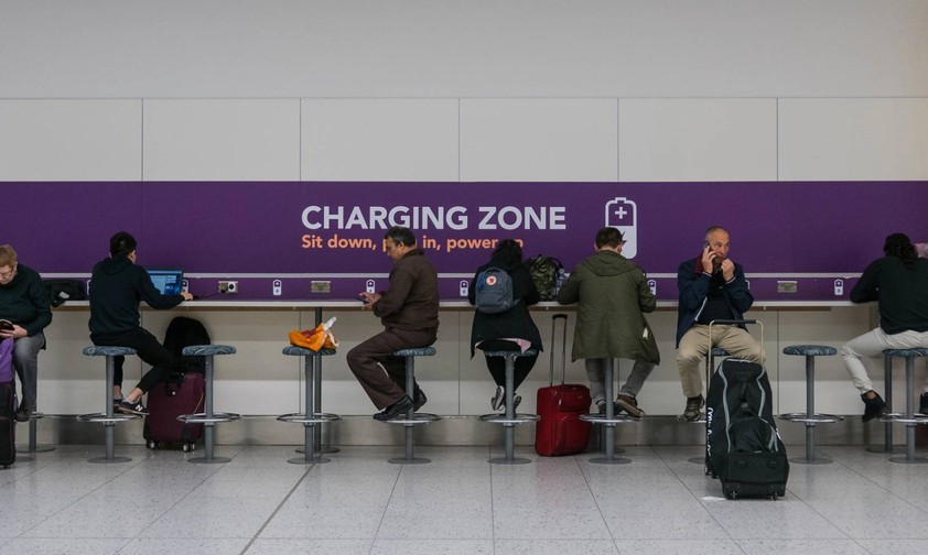 Ladestation am Flughafen Gatwick: Ladestationen gelten als Hotspot für Noroviren.