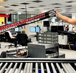 Flughafen Frankfurt: «Auch Teile unserer Sicherheitsdienstleister zeigen heute Flagge», schreibt die Bundespolizei.
