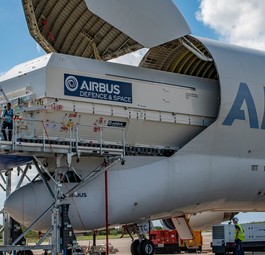 Beladung eines Beluga mit dem Ladesystem: Im Oktober startet die neue Airline.