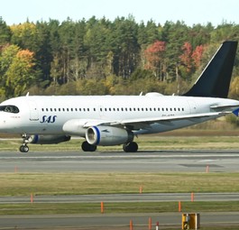 Airbus A319 von SAS in Hybrid-Bemalung: Schwarz kommt sonst nicht vor.