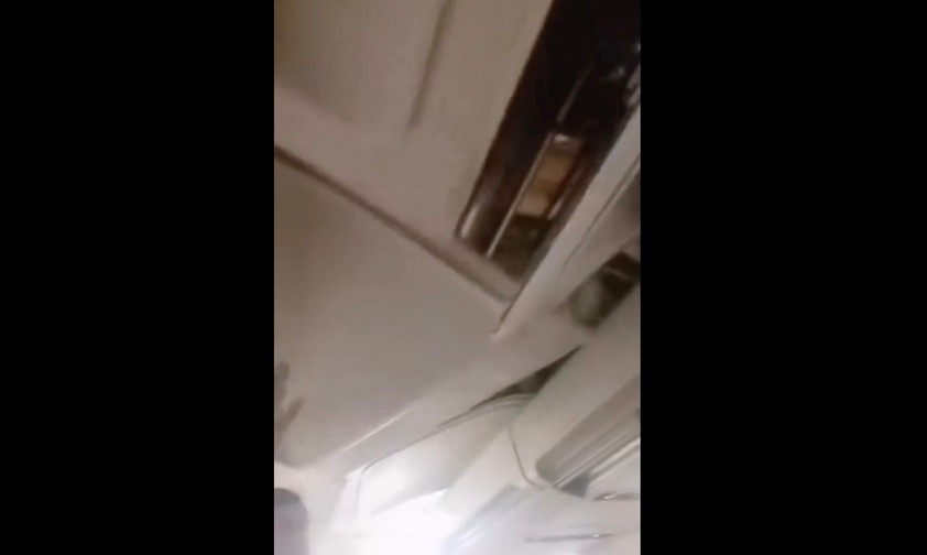 Herabfallende Deckenverkleidung: Die passagiere waren in Panik.