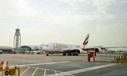 Airbus A380 von Emirates am Flughafen Dubai: Ein Superjumbo soll im Iran-Krieg bisher beschädigt worden sein.