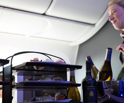 British-Airways-Flugbegleiterin serviert Essen und Getränke (Symbolbild): Ein genauer Blick auf die Zutaten lohnt sich.