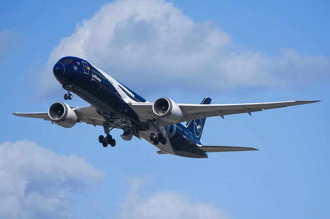 ... am Vormittag des 6. April 2026 zuerst nach Berlin und anschließend (hier im Bild der Start am BER) ...