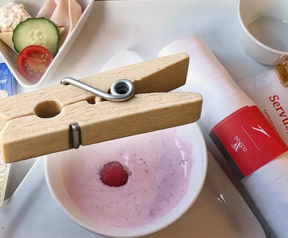 Die Servietten-Klammer in der Business Class von Austrian Airlines (Montage): Kleine Klammer, viele Fans.