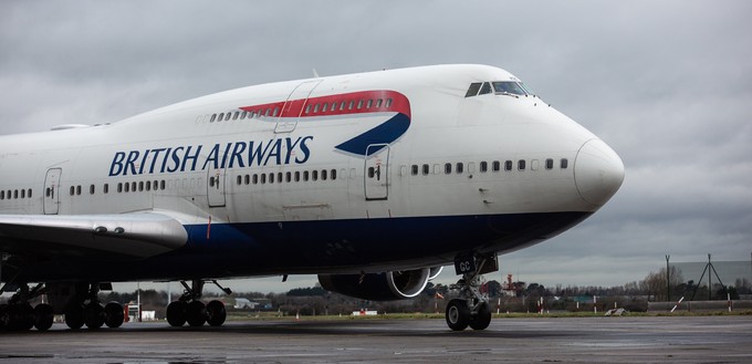 Ein genauer Blick auf den Jumbo-Jet zeigt, dass er die neue Farbe gut gebrauchen konnte.