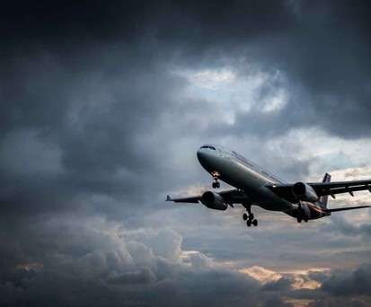 Ein Flugzeug am grauen Himmel: Turbulenzen haben in den vergangenen Jahrzehnten zugenommen.