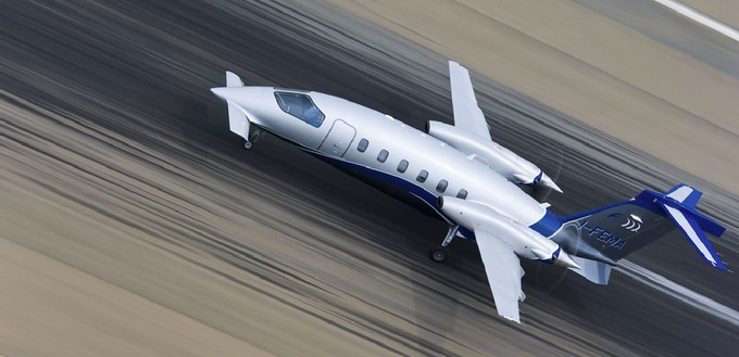 P180 Avanti: Der Businessjet von Piaggio Aerospace sticht zum einen durch seine Turboprop-Triebwerke ins Auge, die als Druckpropeller nach hinten gerichtet sind. Zum anderen besitzt der Flieger zusätzlich kleine Tragflügel an der Nase.