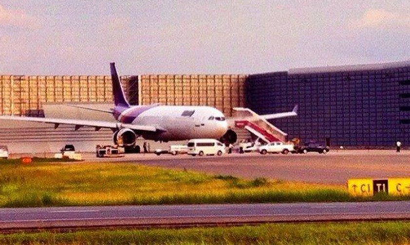 Der verunglückte Airbus A330 von Thai Airways: Die Maschine ist weg von der Piste.
