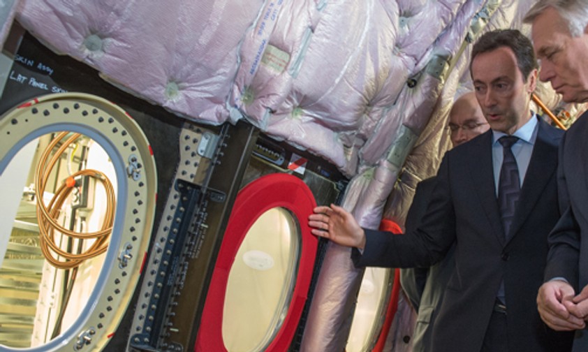 Airbus-Chef Fabrice Brégier zeigt Premier Jean-Marc Ayrault die Fenster: Bislang noch klassich.