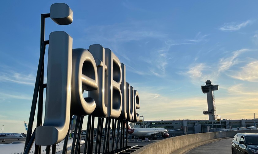 Leuchtschrift an Terminal 5 am Flughafen New York-JFK: Jetblue steht nach dem urteil unter Druck.