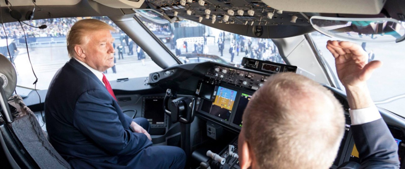 Donald Trump lässt sich das Cockpit einer Boeing 787 zeigen: Früher war er einmal gegen das Modell.