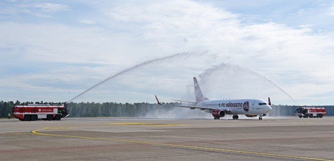 Juli 2020: Die Boeing 737 von Corendon Airlines wird mit Wasserfontäne in Nürnberg begrüßt.