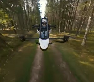 Jetson One im Flug: Inspiriert von Star Wars schwebt das elektrische Flugmotorrad über der Erde.