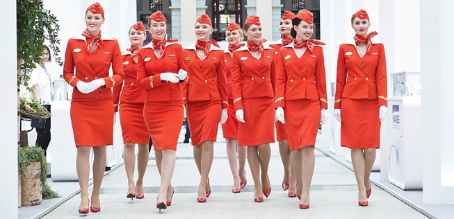 Outfit von Aeroflot: Nicht jede Stewardess hat Gardemaß.