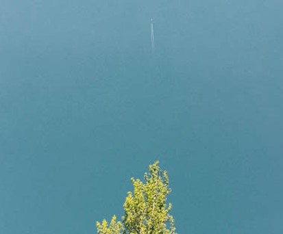 Flugzeug am Himmel: Die Reisezeiten werden wegen Winden länger.