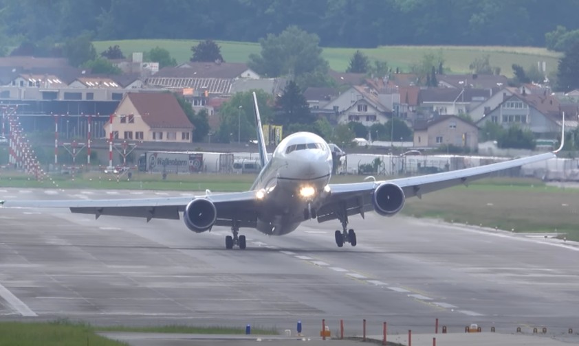 Boeing 767 von United hüpft bei Landung in Zürich über die Piste