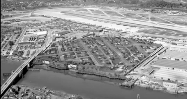 Luftaufnahme der Fake-Stadt auf dem Boeing Werk 2: Die Stadt wurde zur Tarnung gebaut.