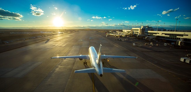 Flugzeug am Flughafen Denver: Die Airlines wollen mehr Platz.