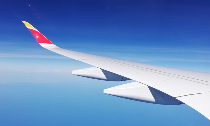 Tragfläche eines A350 von Iberia: Die Airline war von Luftraumschließungen betroffen.